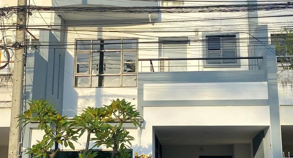 For rent 4 bedrooms townhouse in Bang Na, Bangkok