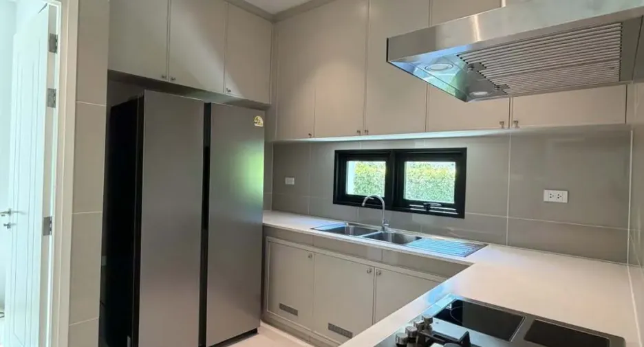 Casa en alquiler de 4 habitaciones en Saphan Sung, Bangkok