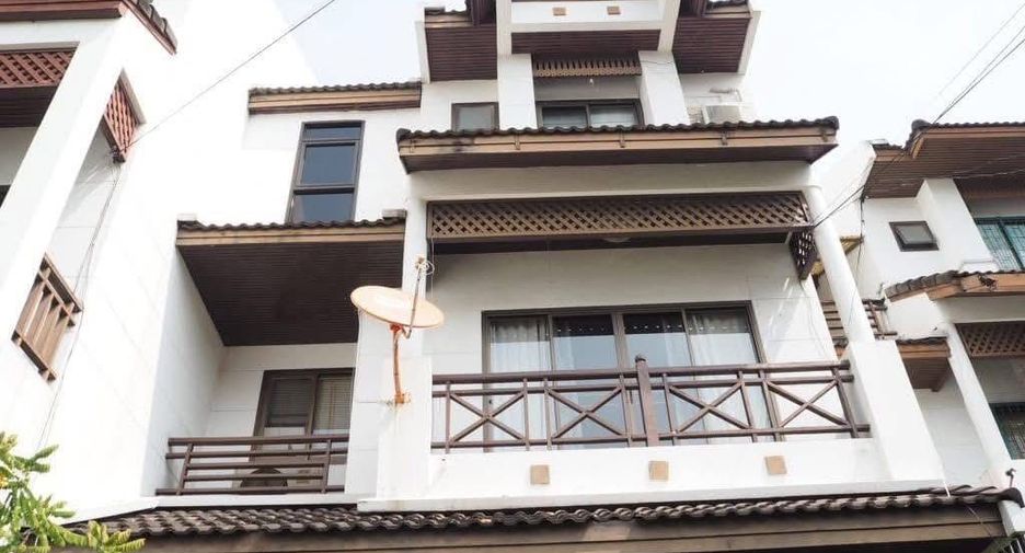 For rent 4 bedrooms townhouse in Suan Luang, Bangkok
