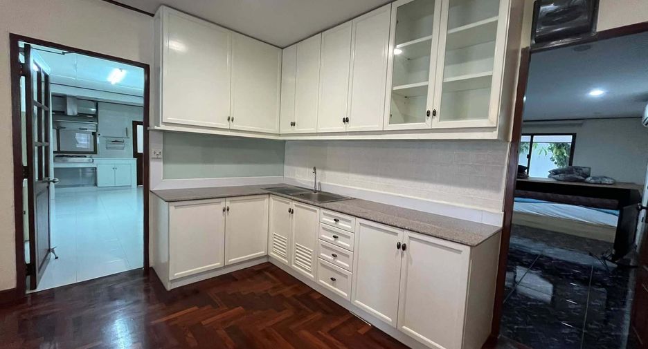 Casa en alquiler y en venta de 5 habitaciones en Suan Luang, Bangkok