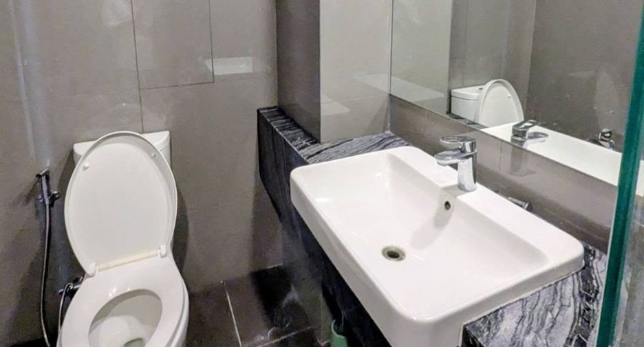 For rent 2 bedrooms condo in Bang Rak, Bangkok