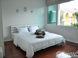 For rent 3 bedrooms townhouse in Watthana, Bangkok