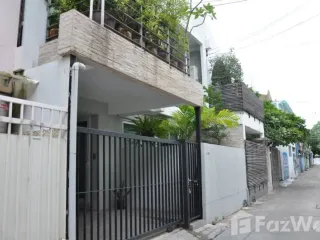 For rent 3 bedrooms townhouse in Watthana, Bangkok