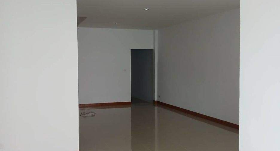 Casa adosada en venta de 2 habitaciones en Pluak Daeng, Rayong