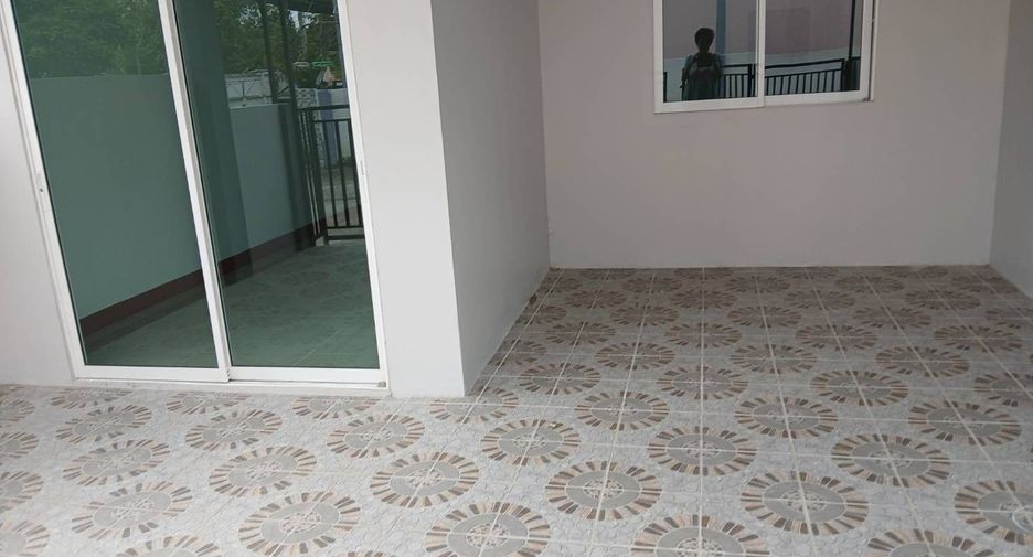 Casa adosada en venta de 2 habitaciones en Pluak Daeng, Rayong