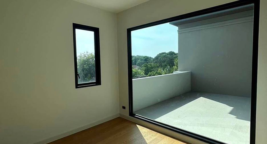 For sale 5 bedrooms house in Saphan Sung, Bangkok