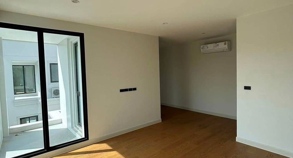 For sale 5 bedrooms house in Saphan Sung, Bangkok