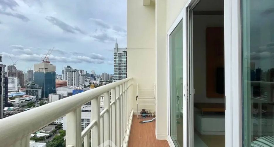 Condo en alquiler y en venta de 3 habitaciones en Khlong Toei, Bangkok