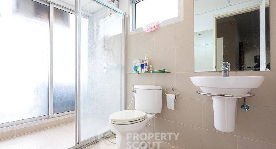 Продажа 2 спальни кондо в Щаттхана, Бангкок
