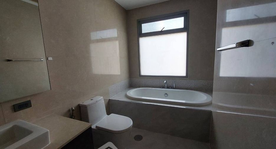 Condo en alquiler de 3 habitaciones en Khlong Toei, Bangkok