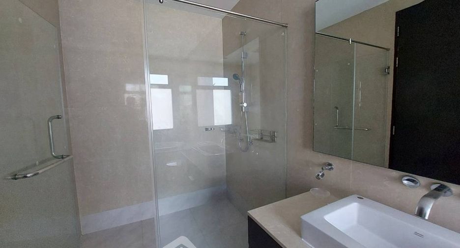 Condo en alquiler de 3 habitaciones en Khlong Toei, Bangkok