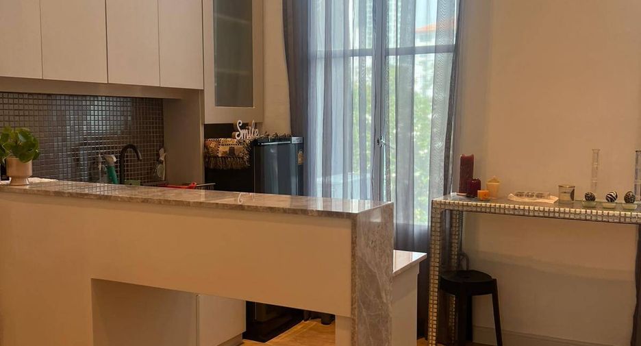 Casa adosada en alquiler y en venta de 3 habitaciones en Watthana, Bangkok