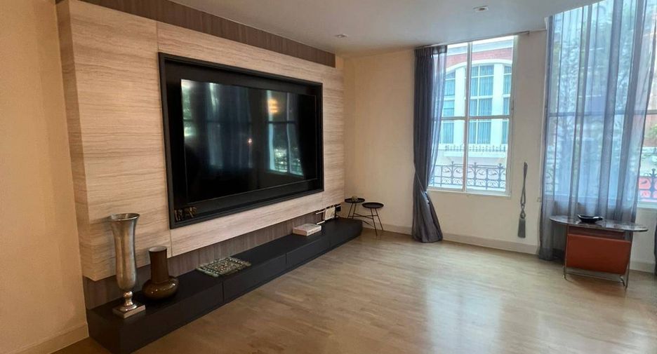 Casa adosada en alquiler y en venta de 3 habitaciones en Watthana, Bangkok