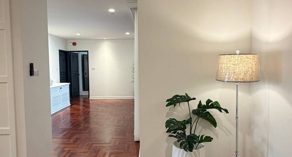 For rent 4 ベッドルーム apartment in Khlong Toei, Bangkok