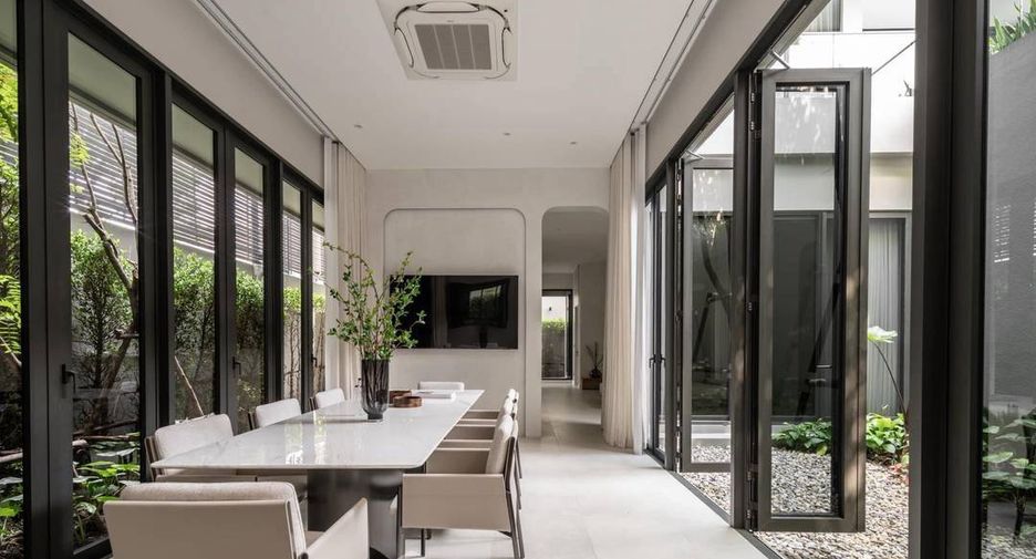 For sale 5 bedrooms house in Suan Luang, Bangkok