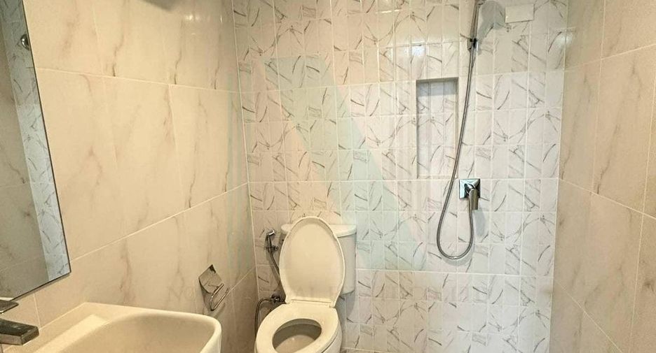 出租 4 卧室 联排别墅 在 Bang Khen, 曼谷