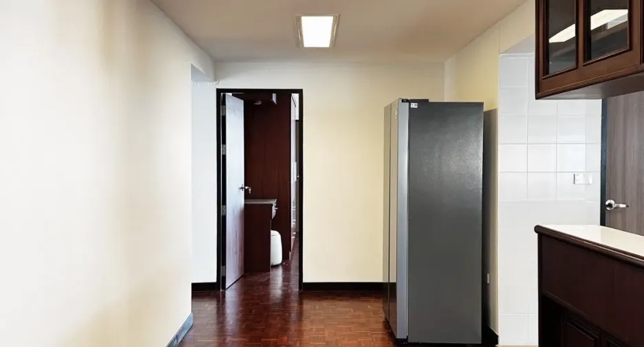 For rent 3 bedrooms condo in Khlong Toei, Bangkok