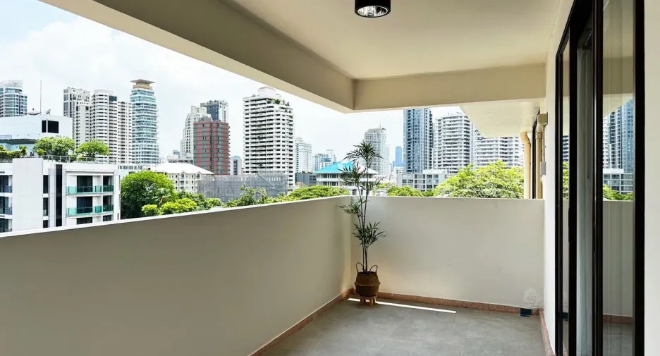 For rent 3 bedrooms condo in Khlong Toei, Bangkok