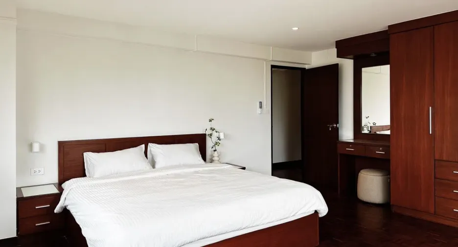 For rent 3 bedrooms condo in Khlong Toei, Bangkok