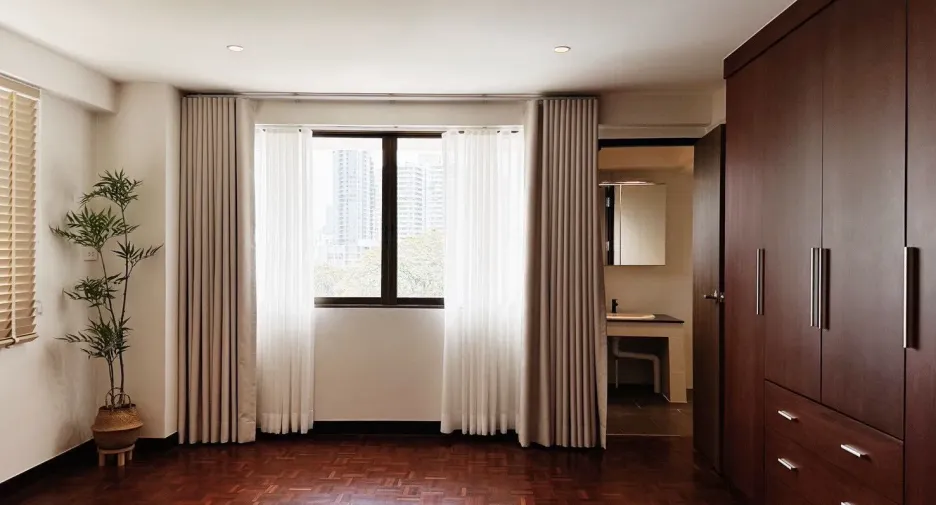 For rent 3 bedrooms condo in Khlong Toei, Bangkok