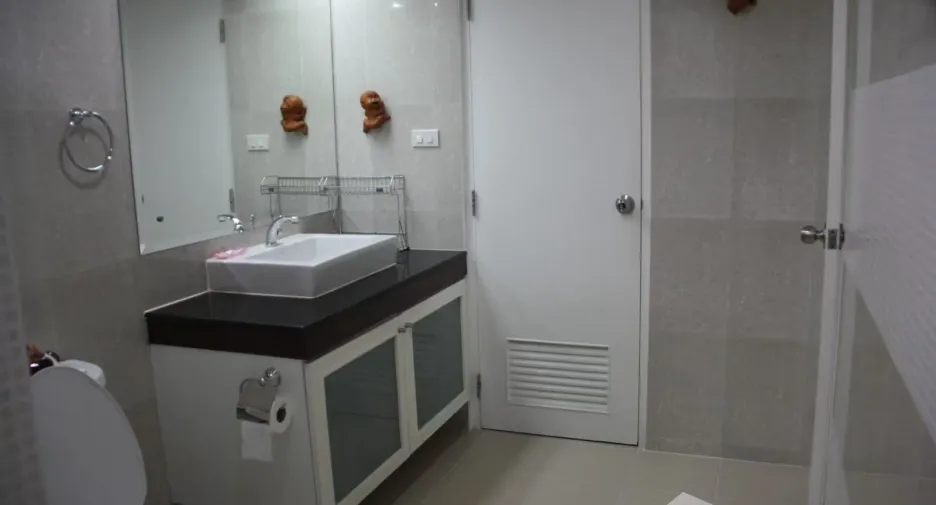 For rent 2 bedrooms condo in Phra Khanong, Bangkok