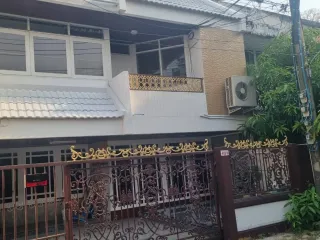 Casa adosada en alquiler de 4 habitaciones en Watthana, Bangkok