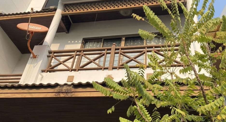 For rent 4 bedrooms townhouse in Suan Luang, Bangkok