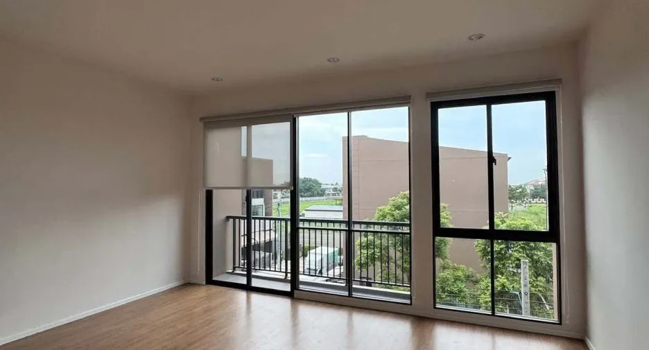 Casa en alquiler y en venta de 3 habitaciones en Bang Phli, Samut Prakan