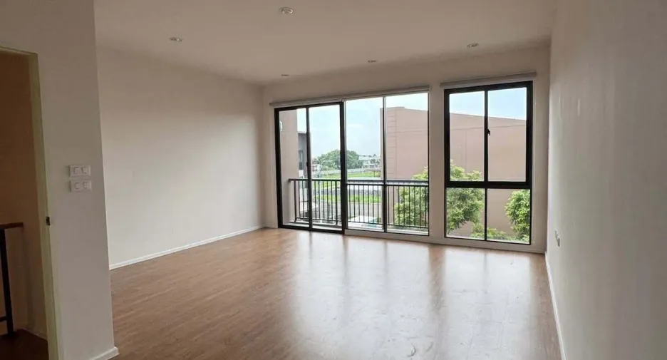 Casa en alquiler y en venta de 3 habitaciones en Bang Phli, Samut Prakan