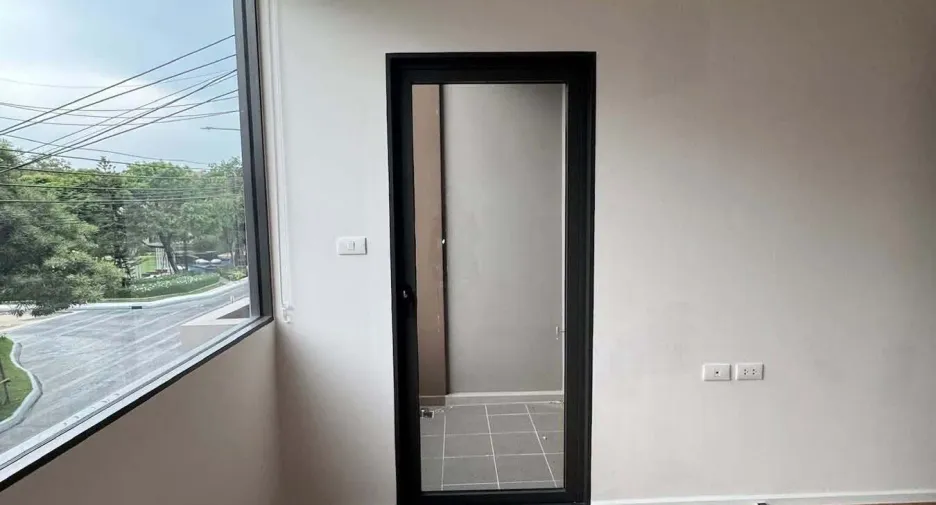 Casa en alquiler y en venta de 3 habitaciones en Bang Phli, Samut Prakan