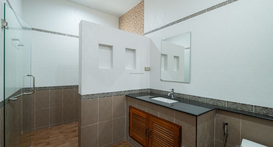 For rent 4 bedrooms house in East Pattaya, Pattaya
