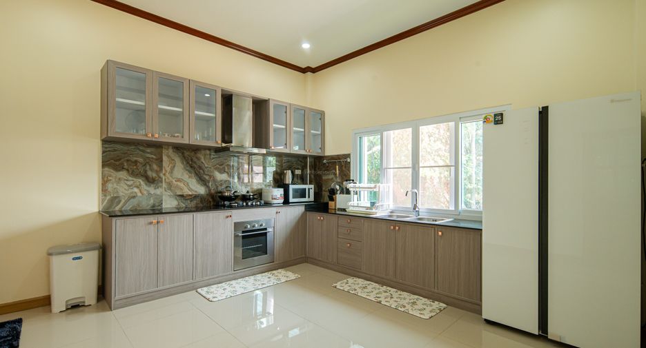 For rent 4 bedrooms house in East Pattaya, Pattaya