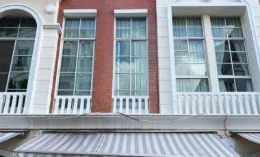 For rent 4 bedrooms townhouse in Yan Nawa, Bangkok