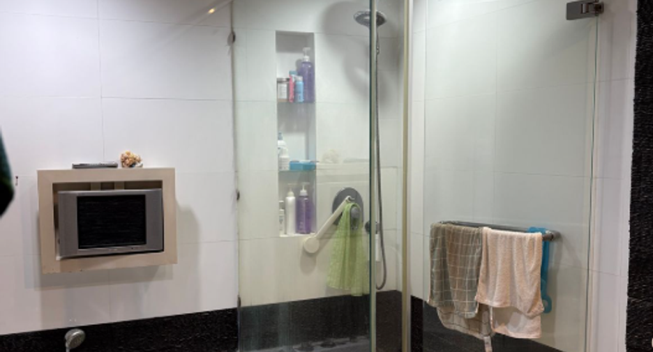 For rent 4 bedrooms townhouse in Yan Nawa, Bangkok