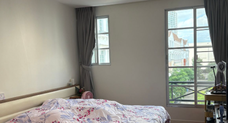 For rent 4 bedrooms townhouse in Yan Nawa, Bangkok