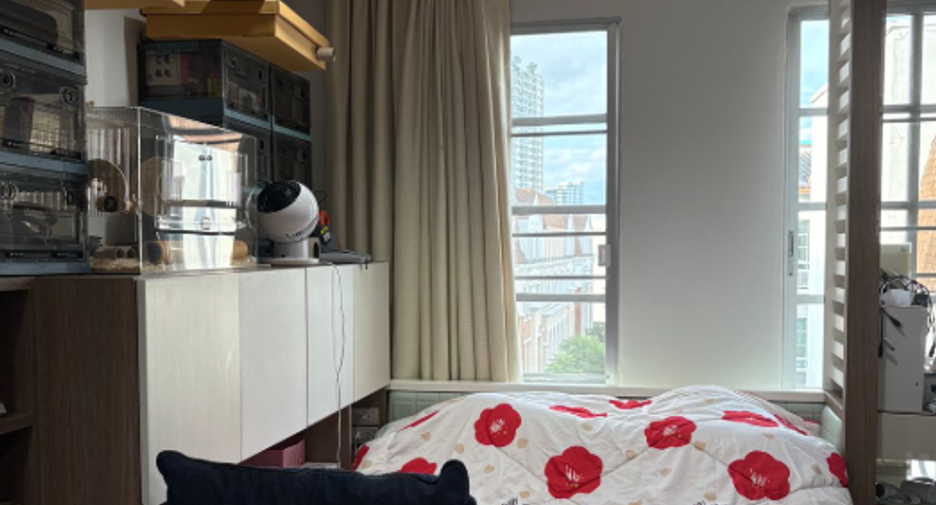 For rent 4 bedrooms townhouse in Yan Nawa, Bangkok