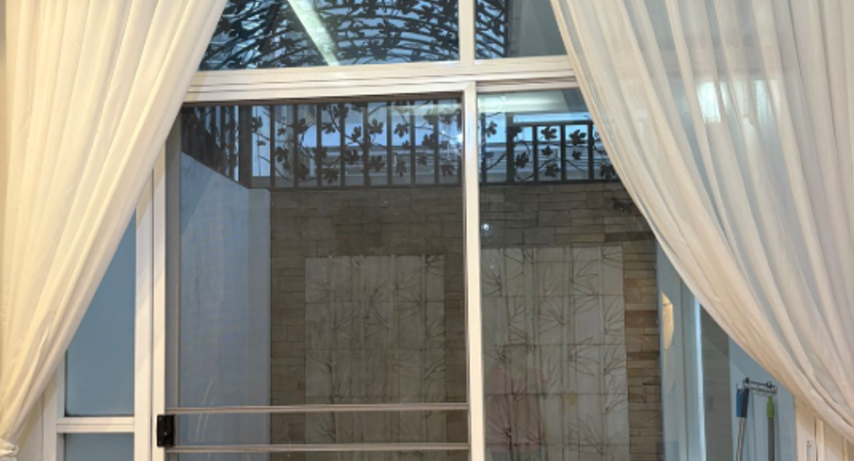 For rent 4 bedrooms townhouse in Yan Nawa, Bangkok