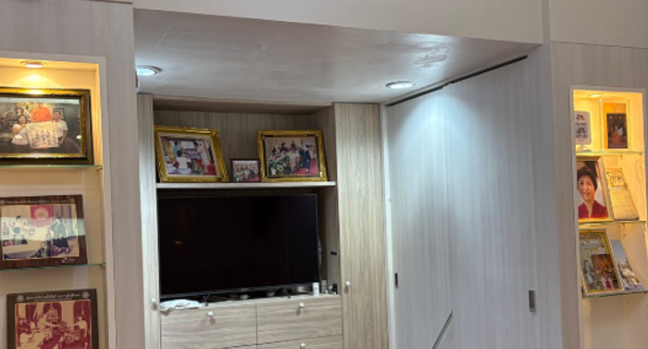 For rent 4 bedrooms townhouse in Yan Nawa, Bangkok