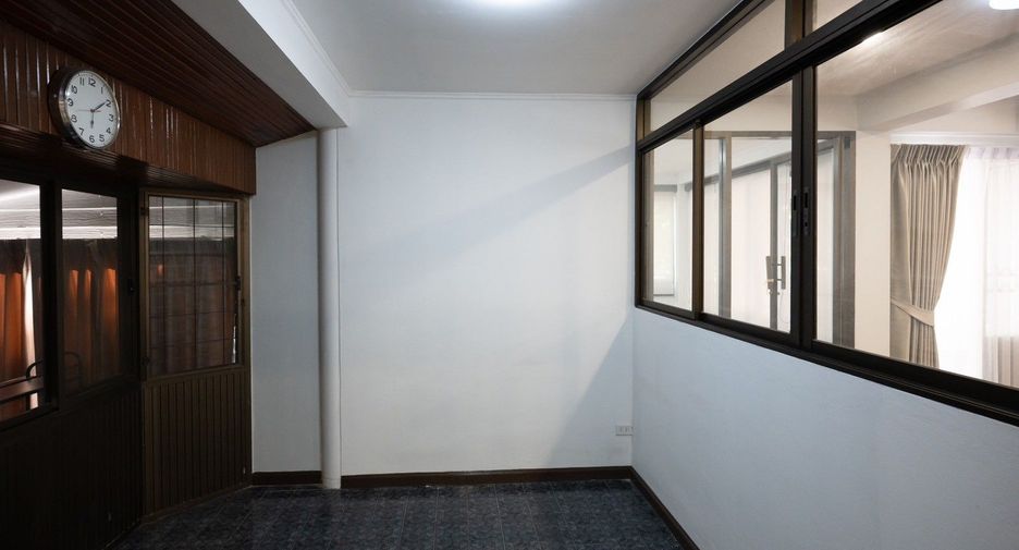 Casa en alquiler de 4 habitaciones en Saphan Sung, Bangkok