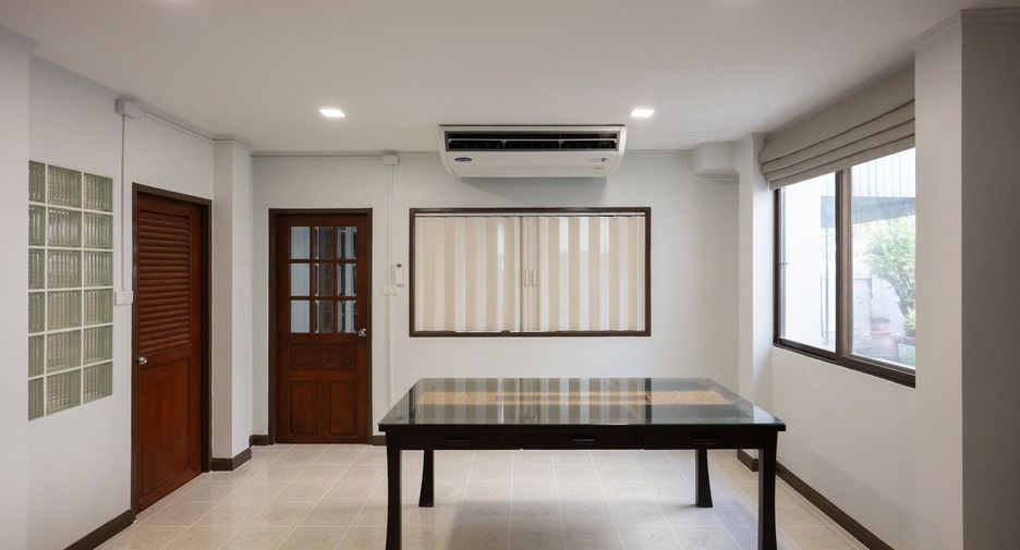 Casa en alquiler de 4 habitaciones en Saphan Sung, Bangkok