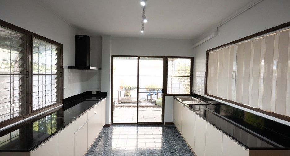 Casa en alquiler de 4 habitaciones en Saphan Sung, Bangkok
