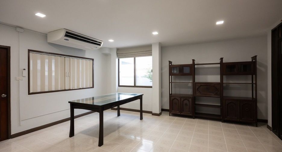 Casa en alquiler de 4 habitaciones en Saphan Sung, Bangkok