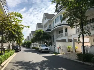 À louer 4 chambres maison de ville à Mueang Samut Prakan, Samut Prakan