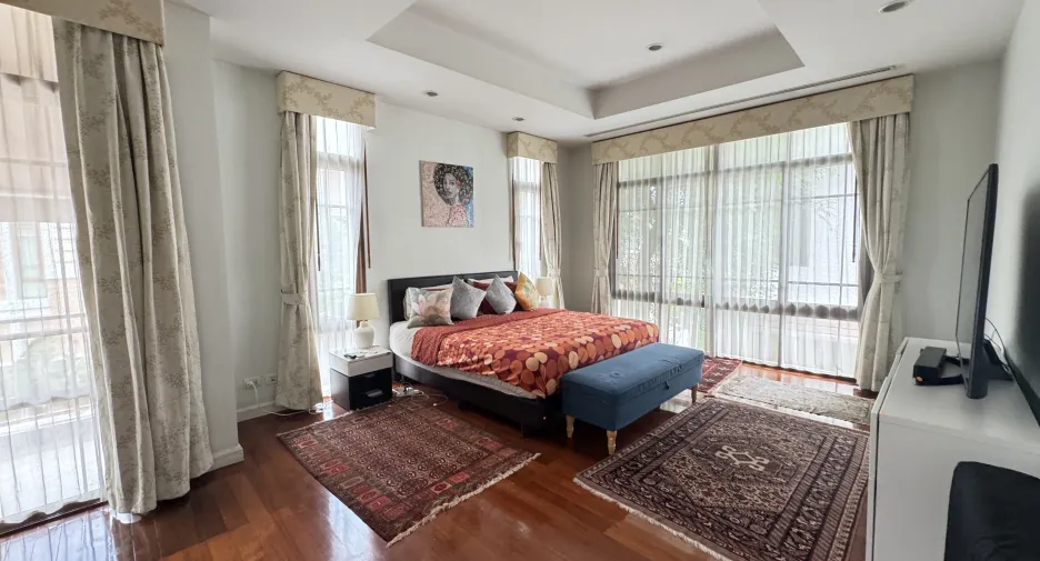 For rent 4 bedrooms house in Watthana, Bangkok