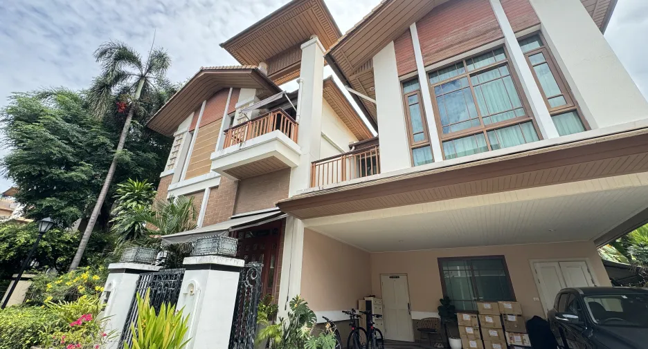 For rent 4 bedrooms house in Watthana, Bangkok