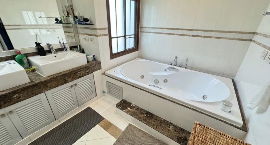 For rent 4 bedrooms house in Watthana, Bangkok