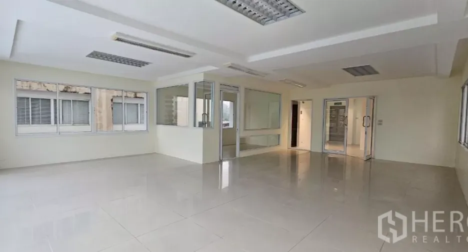 Oficina en alquiler en Bueng Kum, Bangkok
