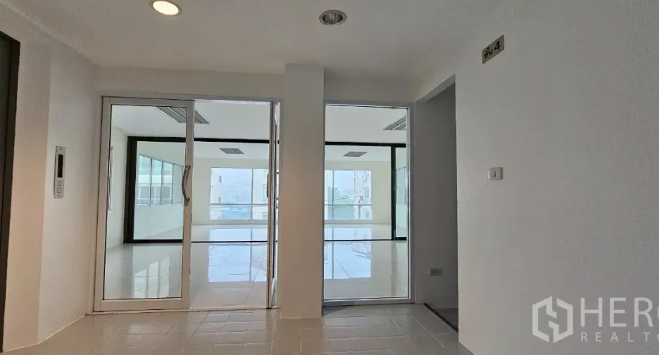 Oficina en alquiler en Bueng Kum, Bangkok