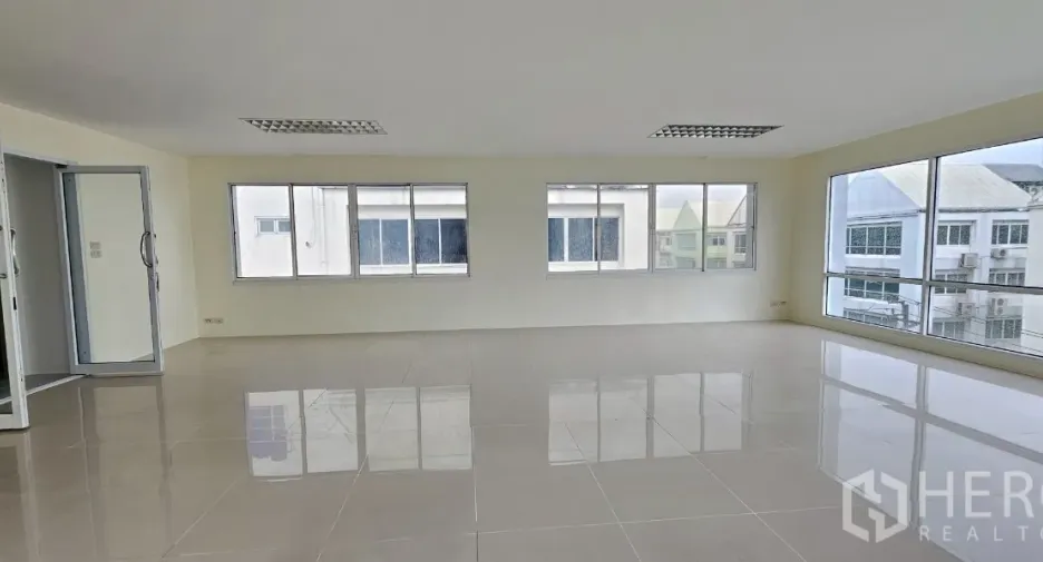 Oficina en alquiler en Bueng Kum, Bangkok