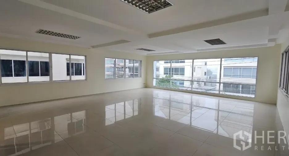 Oficina en alquiler en Bueng Kum, Bangkok